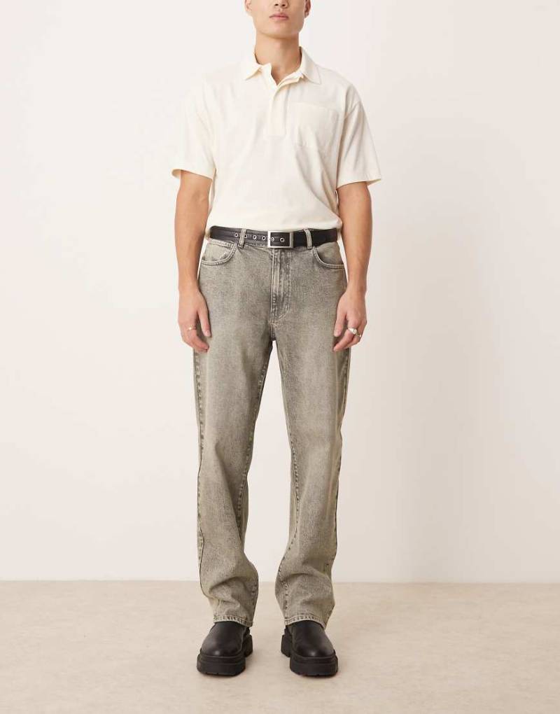 ASOS DESIGN - Gerade geschnittene Jeans in Grau mit grünem Farbstich von ASOS DESIGN