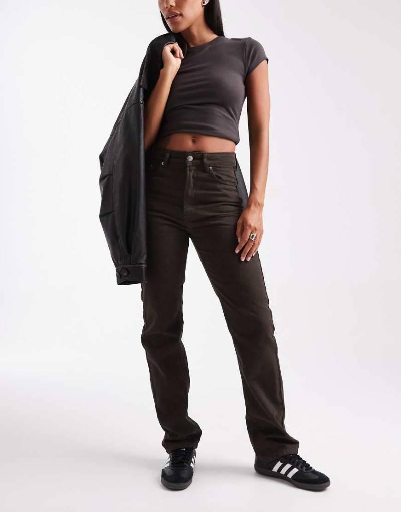 ASOS DESIGN - Gerade geschnittene Jeans in Schokobraun im Stil der 90er-Jahre-Brown von ASOS DESIGN