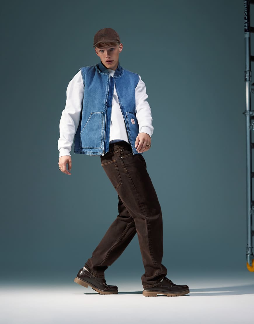 ASOS DESIGN - Gerade geschnittene Jeans in brauner Waschung von ASOS DESIGN