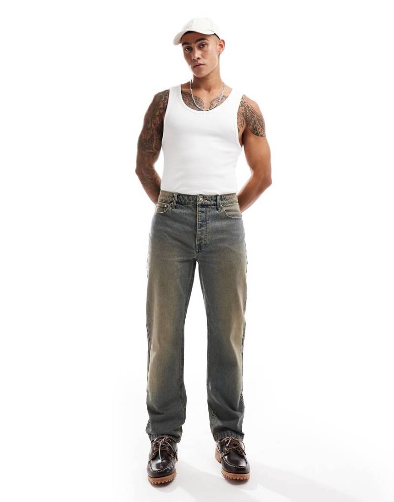 ASOS DESIGN - Jeans mit geradem Bein in dunkler Waschung mit Farbstich-Blau von ASOS DESIGN
