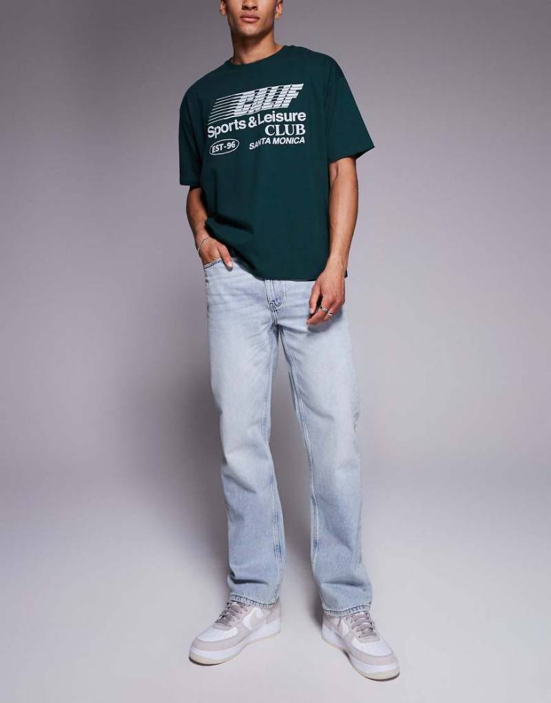 ASOS DESIGN - Gerade geschnittene Jeans in heller, getönter Waschung-Blau von ASOS DESIGN