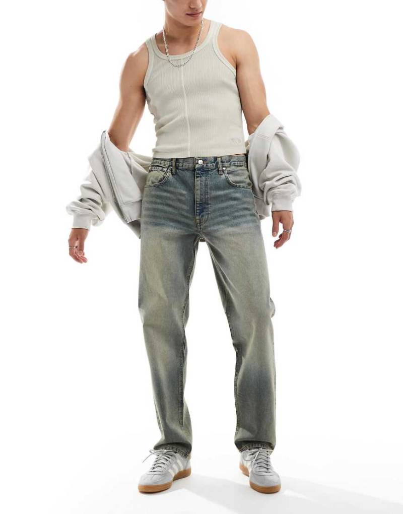 ASOS DESIGN - Jeans mit geradem Bein in mittelblauer Waschung mit Farbstich von ASOS DESIGN