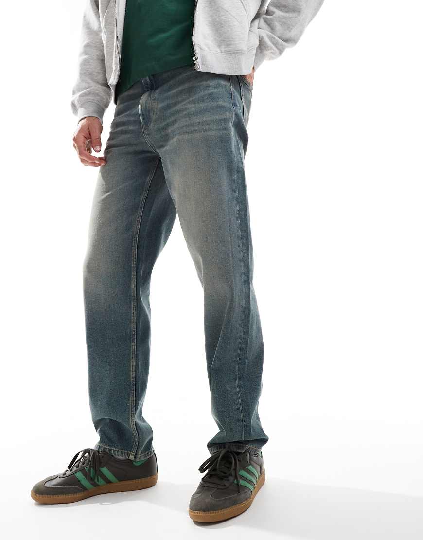 ASOS DESIGN - Jeans mit geradem Schnitt in mittelblauer Waschung mit Farbstich ASOS DESIGN - Jeans mit geradem Schnitt in mittelblauer Waschung mit Farbstich von ASOS DESIGN