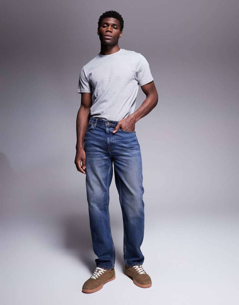 ASOS DESIGN - Gerade geschnittene Jeans in verwaschenem Dunkelblau mit Vintage-Farbstich von ASOS DESIGN