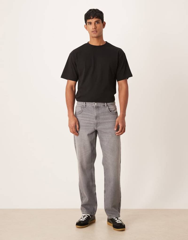 ASOS DESIGN - Gerade geschnittene Jeans in verwaschenem Grau von ASOS DESIGN