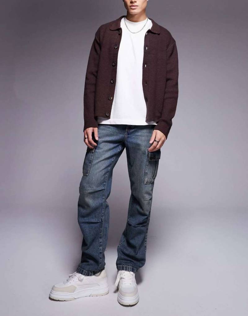 ASOS DESIGN - Gerade geschnittene Jeans in verwaschenem Mittelblau mit Cargodetail von ASOS DESIGN