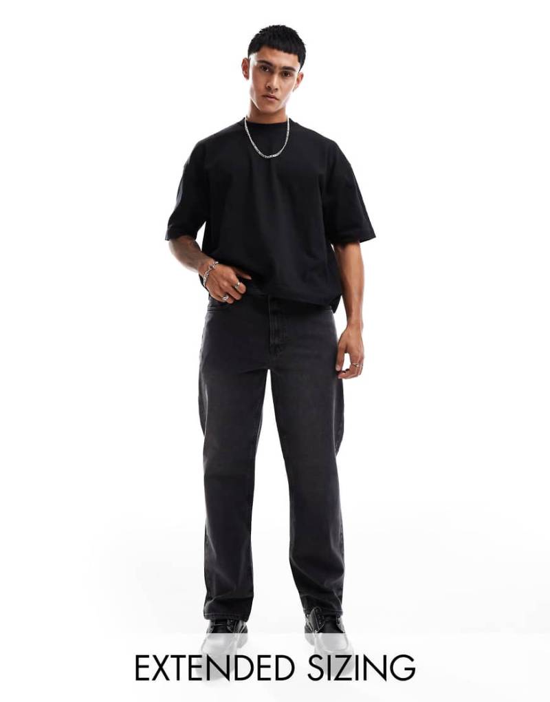 ASOS DESIGN - Gerade geschnittene Jeans in verwaschenem Schwarz mit Stretch von ASOS DESIGN