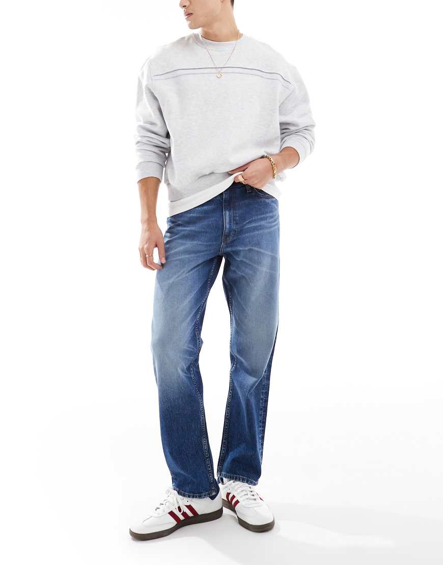 ASOS DESIGN - Gerade geschnittene Jeans mit Stretch in mittelblauer Waschung von ASOS DESIGN
