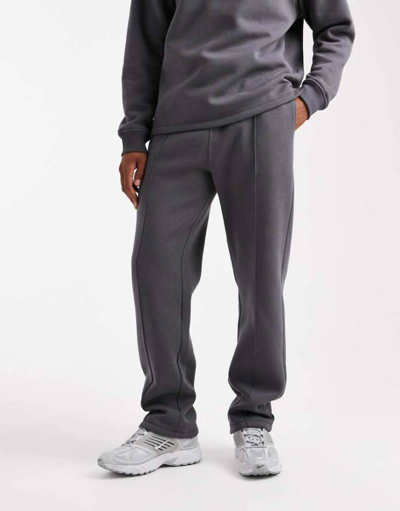 ASOS DESIGN - Gerade geschnittene Jogginghose in Anthrazit mit Biesen, Kombiteil-Grau von ASOS DESIGN