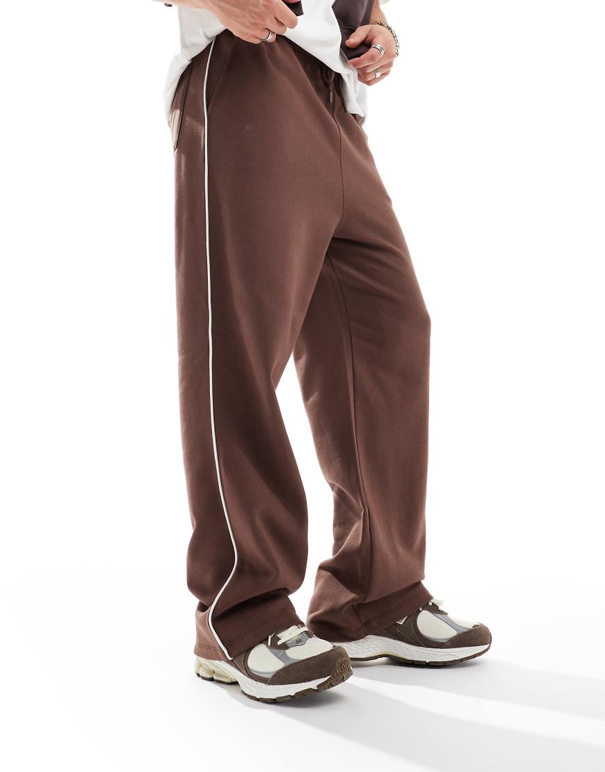 ASOS DESIGN - Gerade geschnittene Jogginghose in Braun mit Paspelierung von ASOS DESIGN