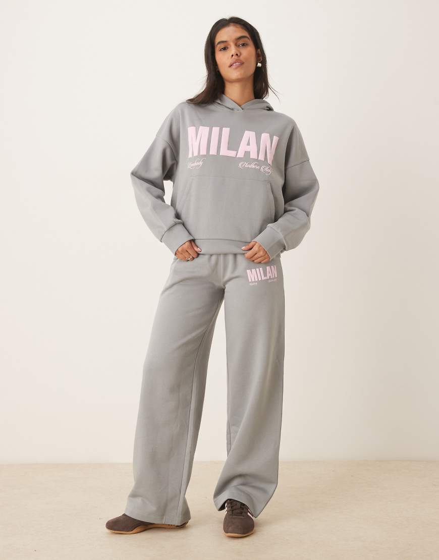 ASOS DESIGN - Gerade geschnittene Jogginghose in Grau mit „Milan"-Grafik von ASOS DESIGN