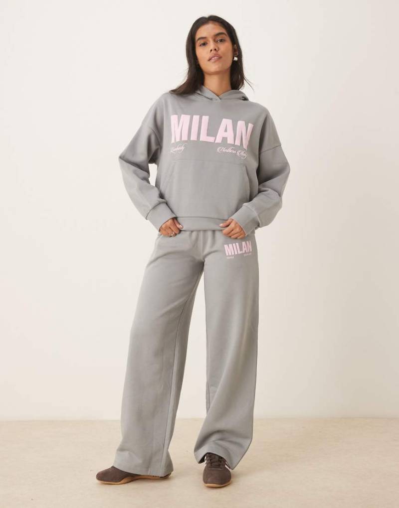 ASOS DESIGN - Gerade geschnittene Jogginghose in Grau mit „Milan"-Grafik von ASOS DESIGN