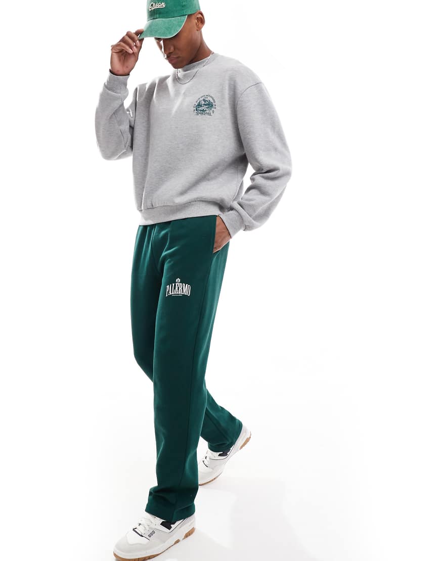 ASOS DESIGN - Gerade geschnittene Jogginghose in Grün mit „Palermo"-Print von ASOS DESIGN