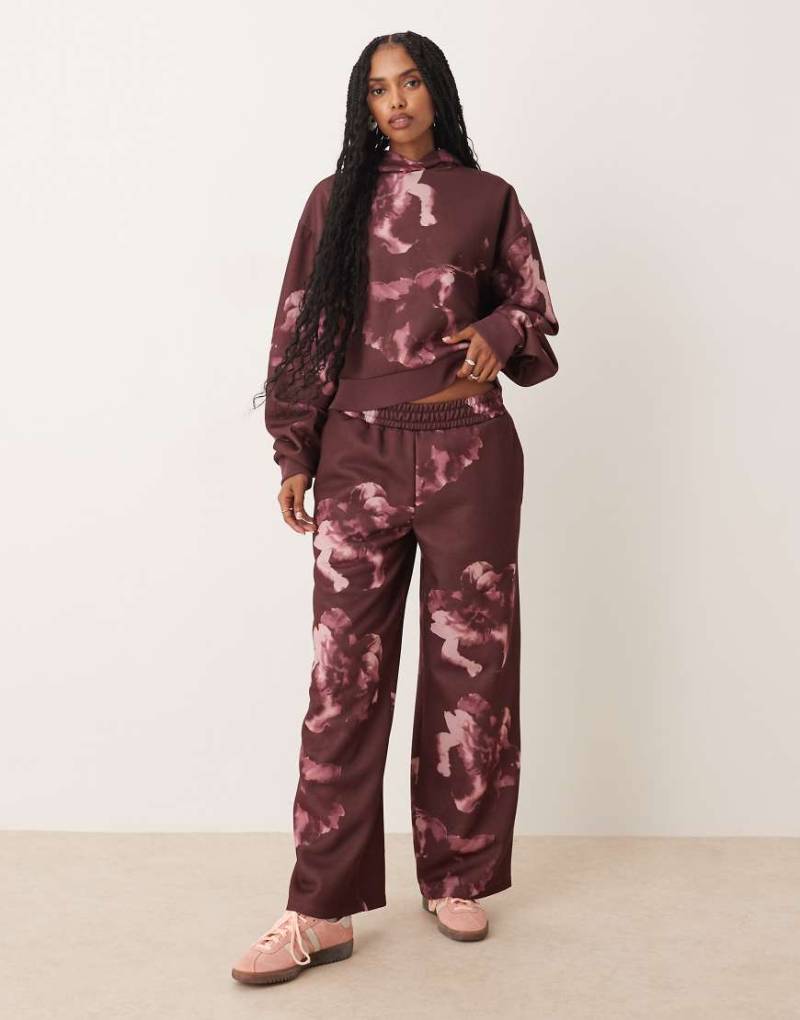 ASOS DESIGN - Gerade geschnittene Jogginghose in Pflaume mit duchgängigem Blumenmuster, Kombiteil-Lila von ASOS DESIGN