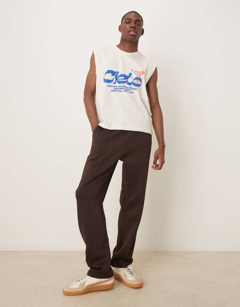 ASOS DESIGN - Jogginghose aus schwerem, neoprenartigem Material in Braun mit geradem Schnitt ASOS DESIGN - Jogginghose aus schwerem, neoprenartigem Material in Braun mit geradem Schnitt von ASOS DESIGN
