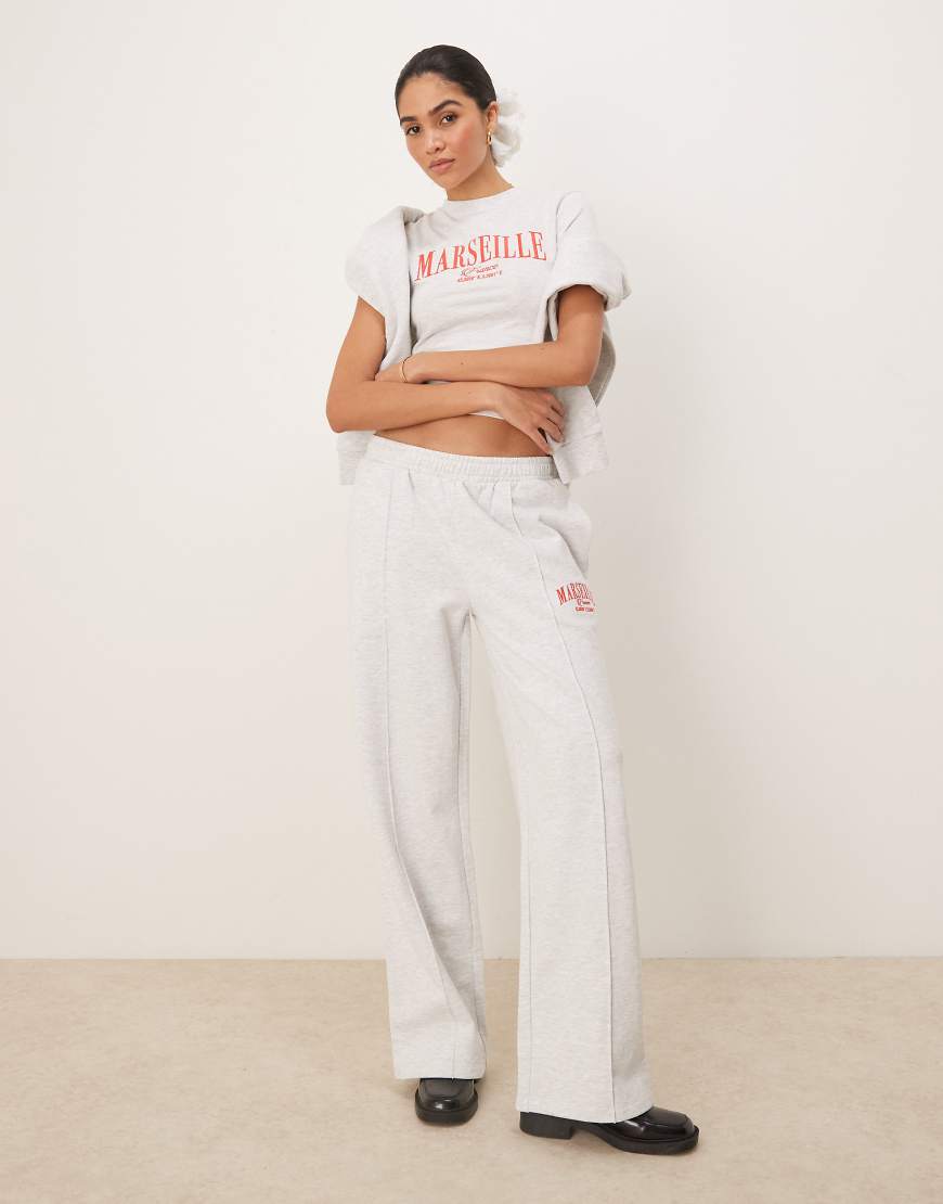 ASOS DESIGN - Gerade geschnittene Jogginghose in meliertem Eisgrau mit besticktem „Marseille"-Print ASOS DESIGN - Gerade geschnittene Jogginghose in meliertem Eisgrau mit besticktem „Marseille"-Print von ASOS DESIGN