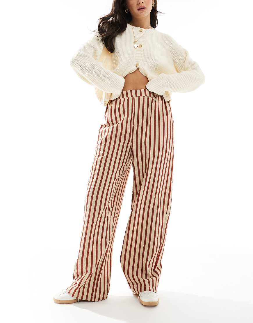 ASOS DESIGN - Gerade geschnittene Seersucker-Hose in Rostrot mit Streifen-Bunt von ASOS DESIGN