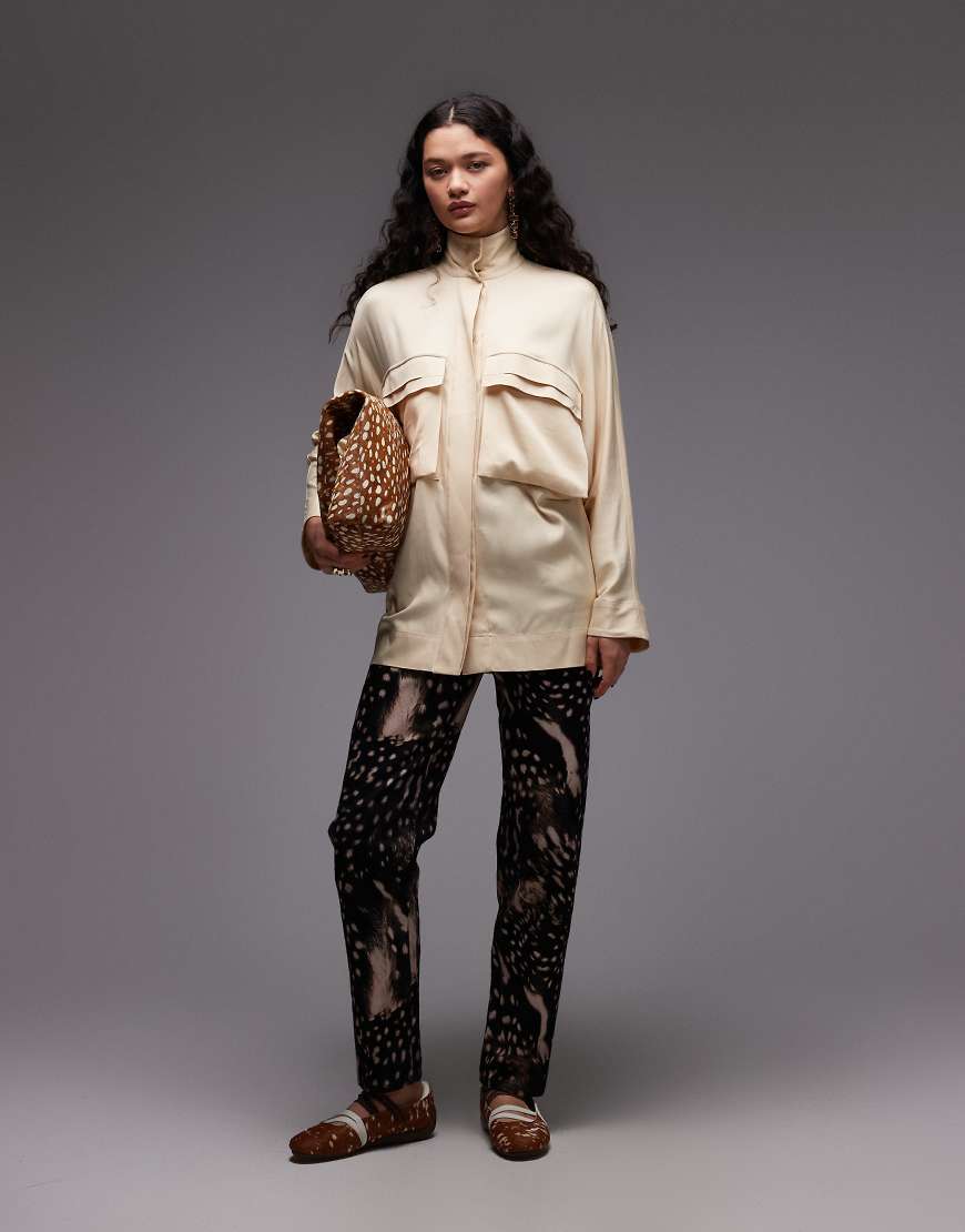ASOS DESIGN - Gerade geschnittene Slim-Fit-Jeans mit Animalprint-Bunt von ASOS DESIGN