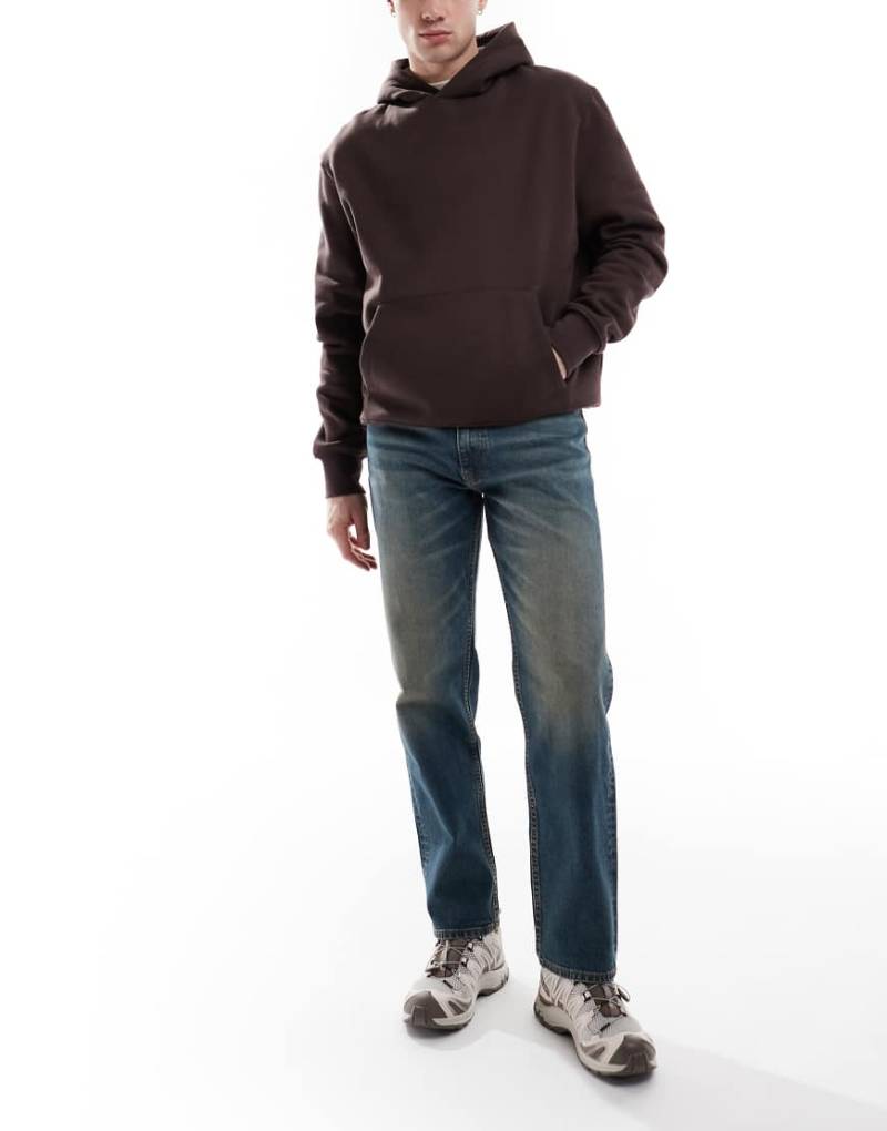 ASOS DESIGN - Gerade geschnittene Stretch-Jeans in verwaschenem Dunkelblau mit Farbstich von ASOS DESIGN