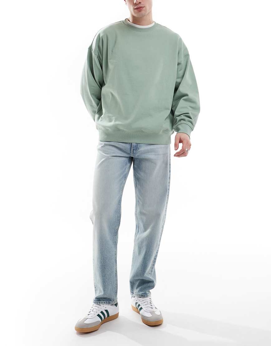 ASOS DESIGN - Gerade geschnittene Stretch-Jeans in verwaschenem Hellblau mit Vintage-Farbstich von ASOS DESIGN