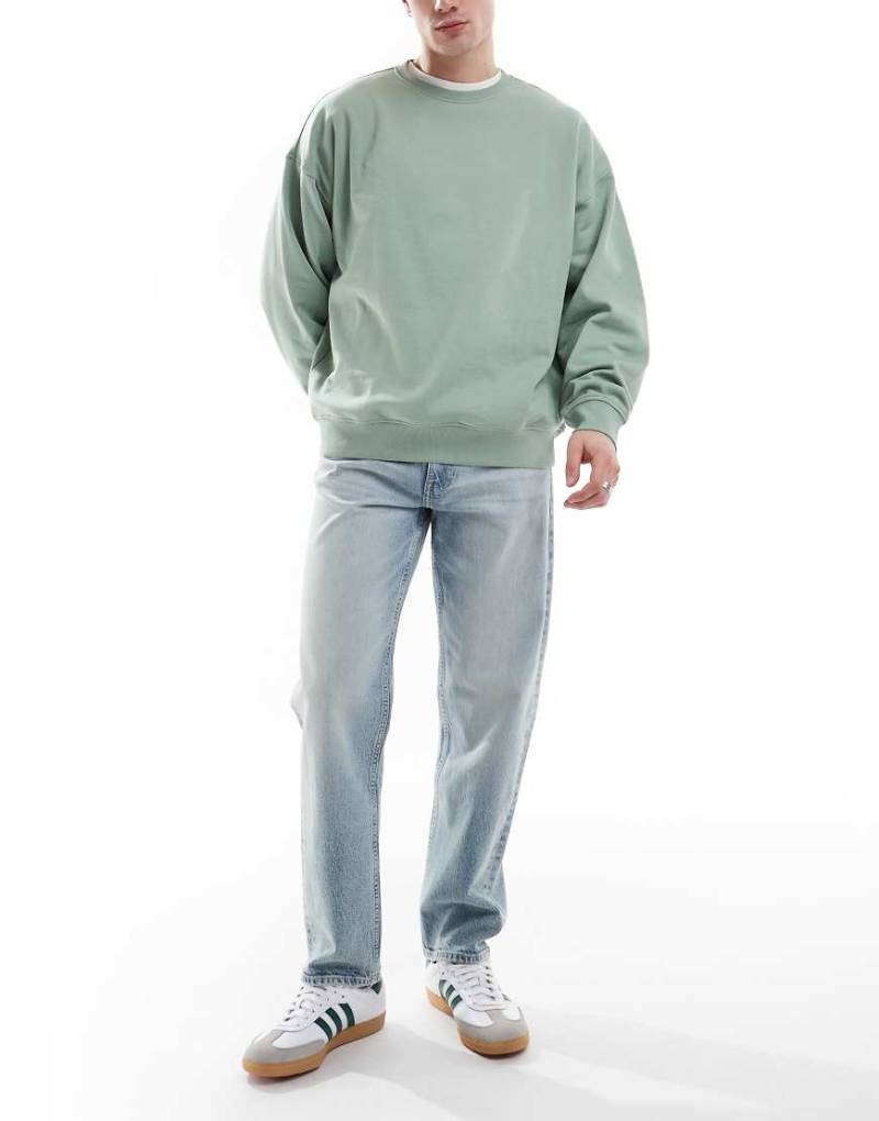 ASOS DESIGN - Gerade geschnittene Stretch-Jeans in verwaschenem Hellblau mit Vintage-Farbstich von ASOS DESIGN