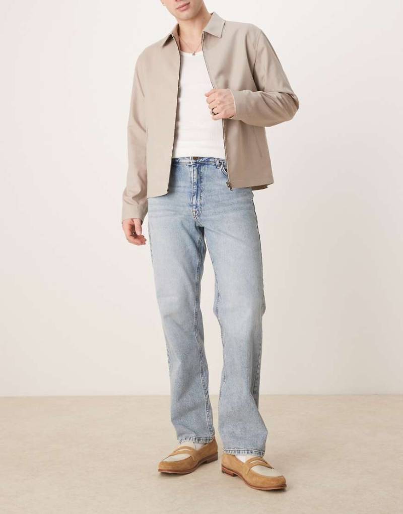 ASOS DESIGN - Gerade geschnittene Stretch-Jeans in verwaschenem Mittelblau von ASOS DESIGN