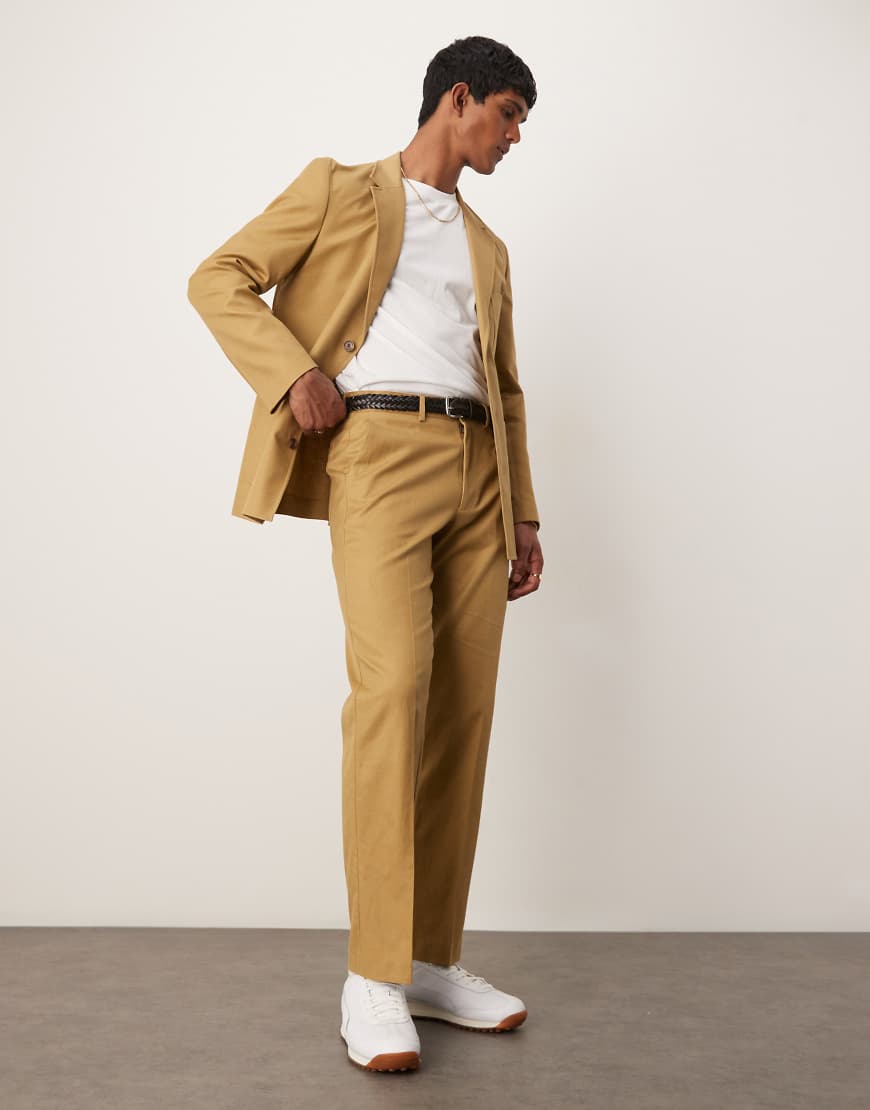 ASOS DESIGN - Gerade geschnittene Twill-Anzughose aus Baumwoll-Leinenmix in Kamelbraun-Neutral von ASOS DESIGN