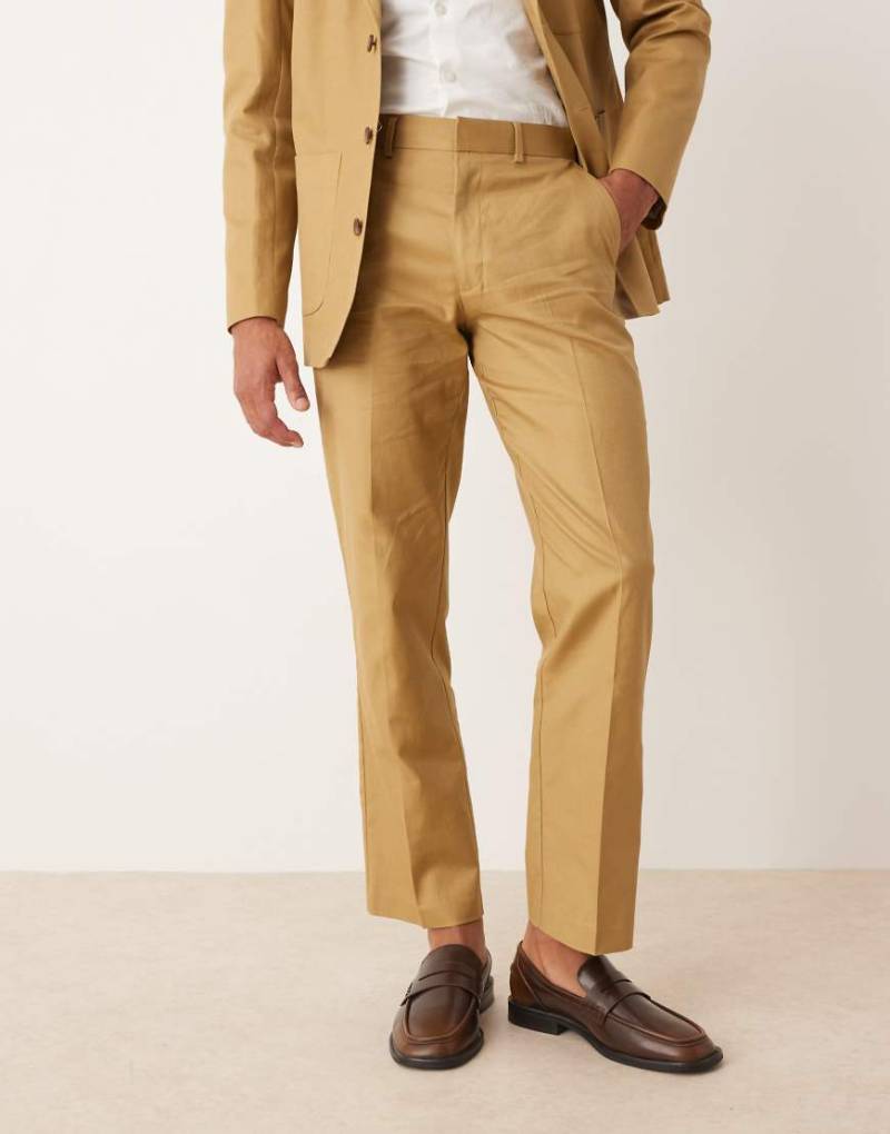 ASOS DESIGN - Gerade geschnittene Twill-Anzughose aus Baumwoll-Leinenmix in Kamelbraun-Neutral von ASOS DESIGN