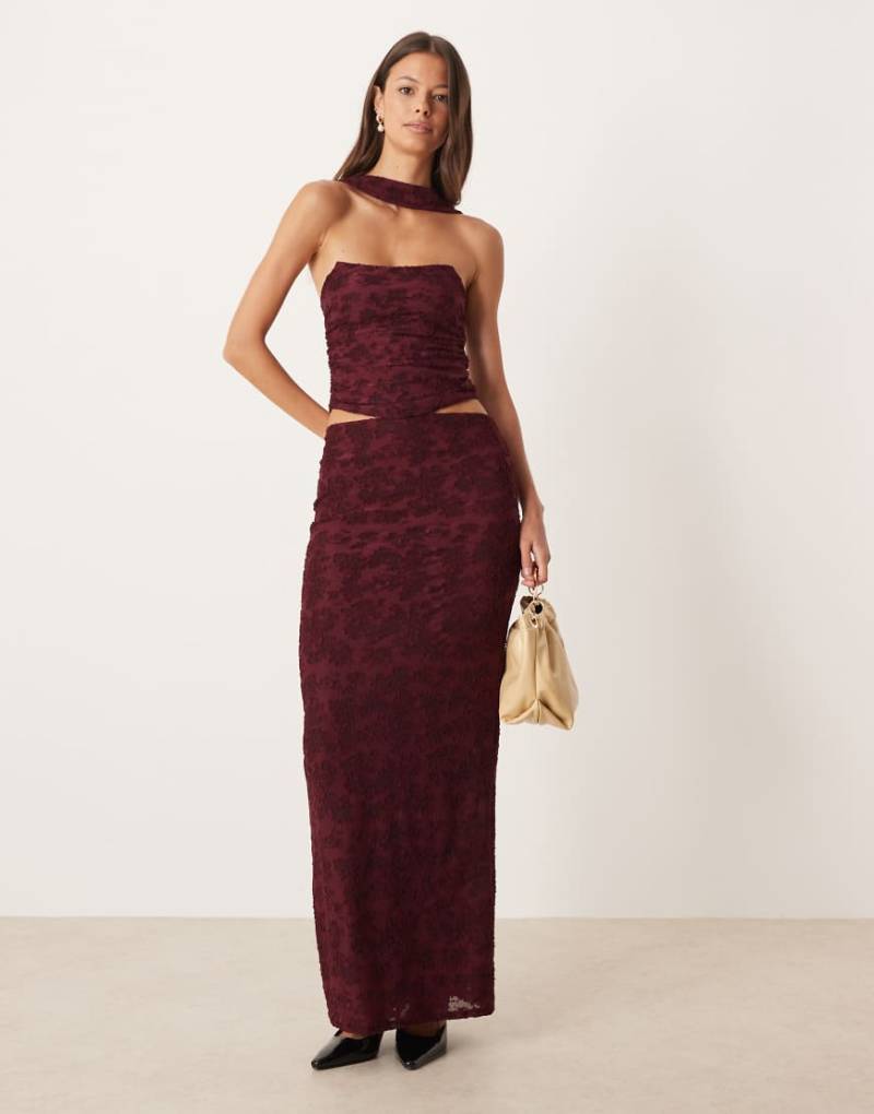 ASOS DESIGN - Gerade geschnittener Maxirock aus geblümtem Ausbrennerstoff in Weinrot, Kombiteil ASOS DESIGN - Gerade geschnittener Maxirock aus geblümtem Ausbrennerstoff in Weinrot, Kombiteil von ASOS DESIGN