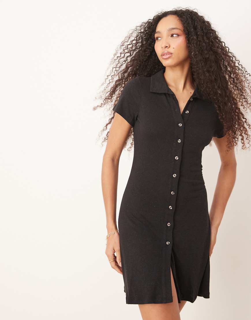 ASOS DESIGN - Gerade geschnittenes Mini-Freizeitkleid in Schwarz mit Kragen, Kappenärmeln und Knopfleiste von ASOS DESIGN