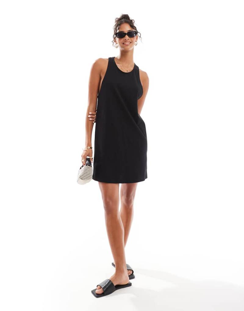 ASOS DESIGN - Gerade geschnittenes Minikleid in Schwarz mit verdrehter Rückseite von ASOS DESIGN