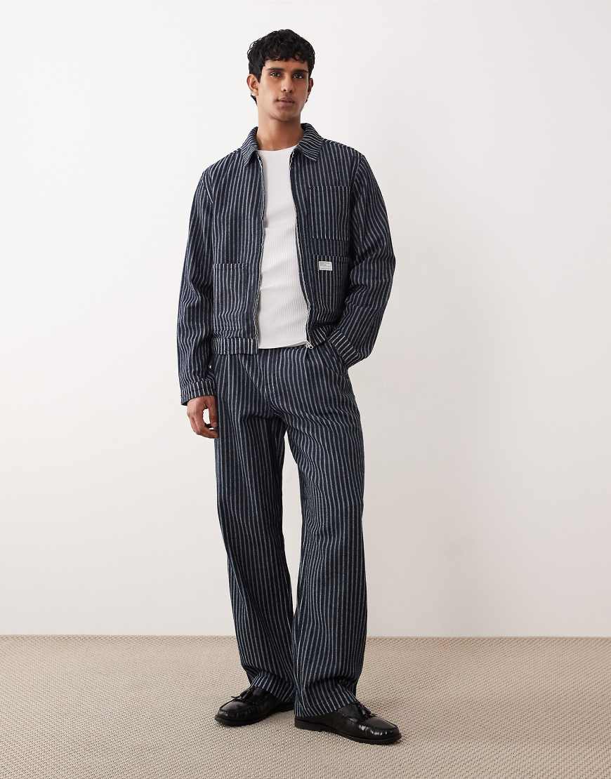 ASOS DESIGN - Gerade und locker geschnittene Jeans in verwaschenem Dunkelblau mit Bundfalten und Nadelstreifen von ASOS DESIGN