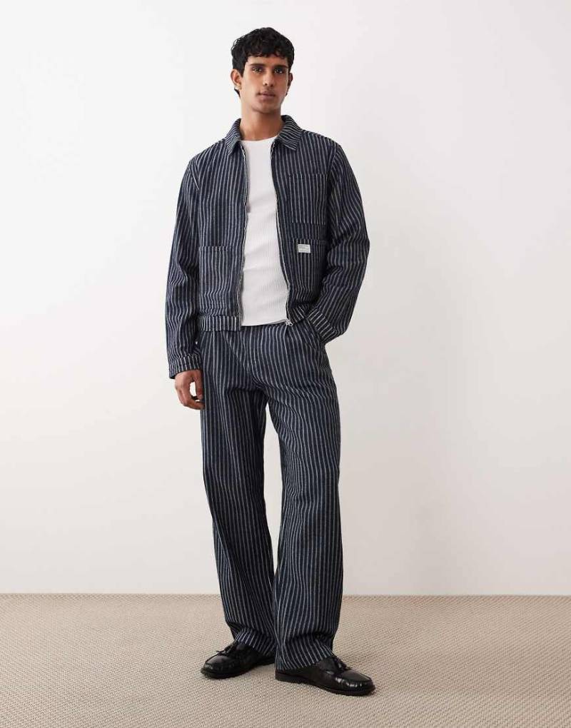 ASOS DESIGN - Gerade und locker geschnittene Jeans in verwaschenem Dunkelblau mit Bundfalten und Nadelstreifen von ASOS DESIGN