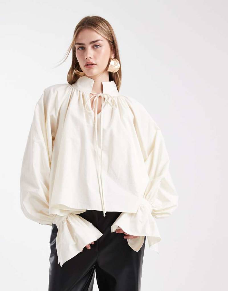 ASOS DESIGN - Geraffte Baumwoll-Bluse in Ecru mit voluminösen Ärmeln-Weiß von ASOS DESIGN
