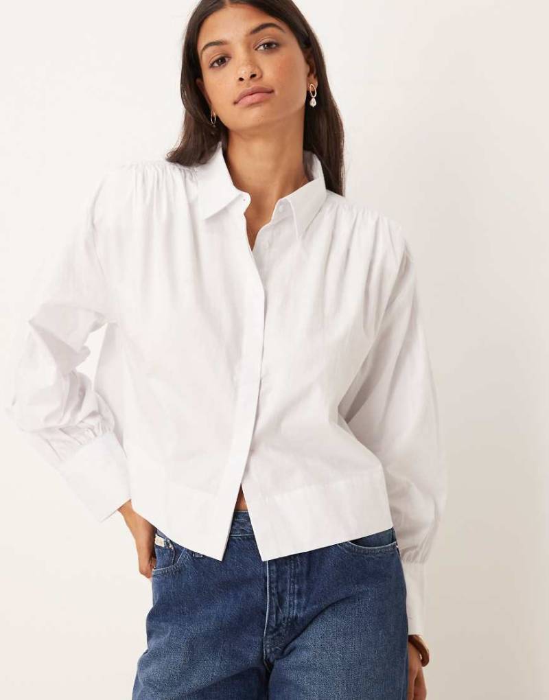 ASOS DESIGN - Geraffte Hemdbluse mit Schulterpolstern in Weiß von ASOS DESIGN