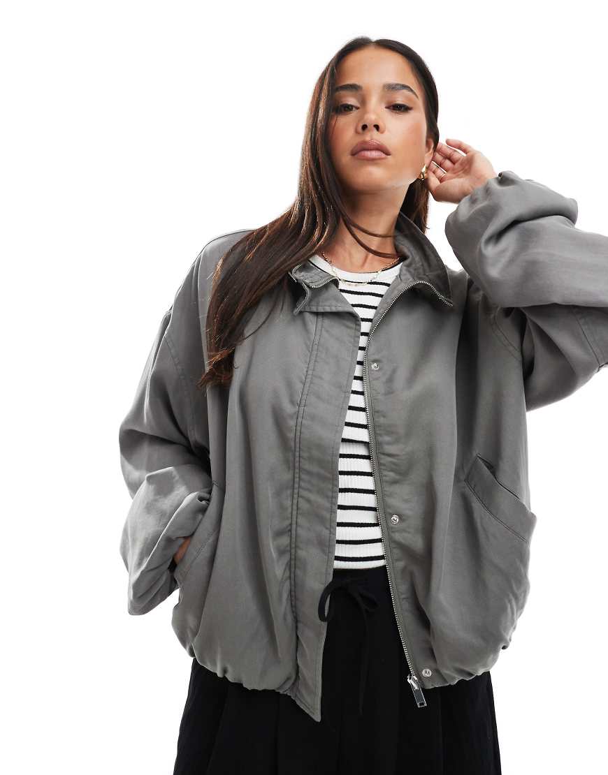 ASOS DESIGN - Geraffte Jacke in verwaschenem Anthrazit mit Trichterkragen-Grau ASOS DESIGN - Geraffte Jacke in verwaschenem Anthrazit mit Trichterkragen-Grau von ASOS DESIGN