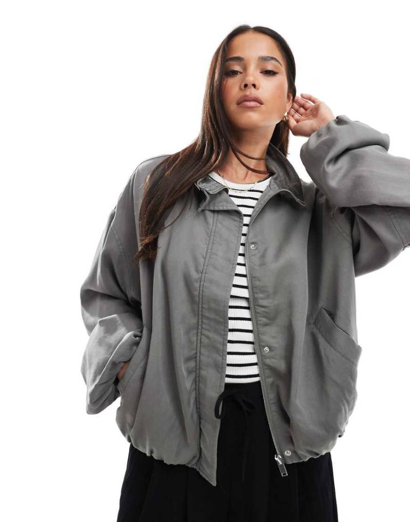 ASOS DESIGN - Geraffte Jacke in verwaschenem Anthrazit mit Trichterkragen-Grau von ASOS DESIGN