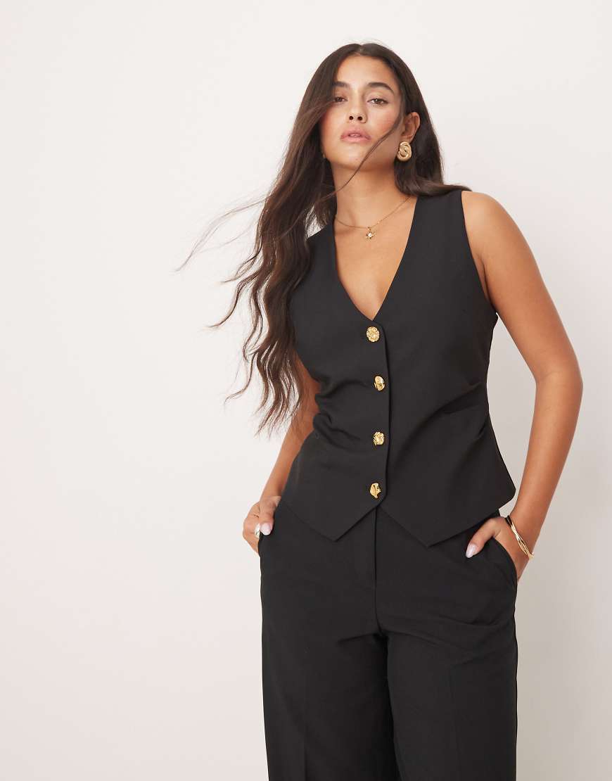 ASOS DESIGN - Geraffte Weste in Schwarz mit verschiedenen Knöpfen ASOS DESIGN - Geraffte Weste in Schwarz mit verschiedenen Knöpfen von ASOS DESIGN