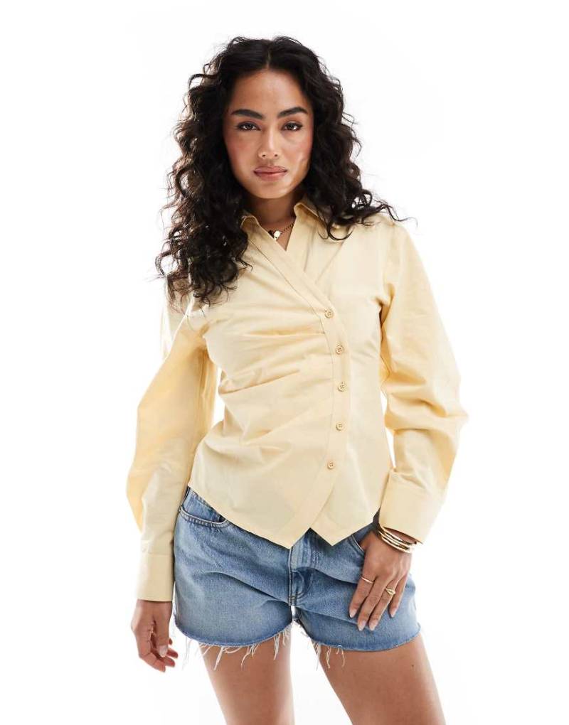 ASOS DESIGN - Geraffte Wickelhemdbluse in Buttermilchgelb mit Cocoon-Ärmeln von ASOS DESIGN