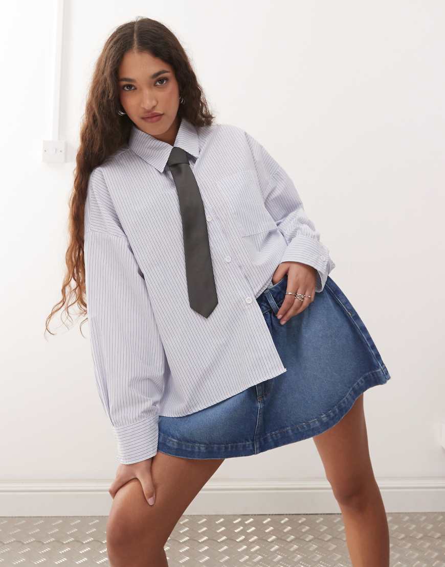 ASOS DESIGN - Geraffter, sehr kurzer Jeansrock in Mittelblau von ASOS DESIGN