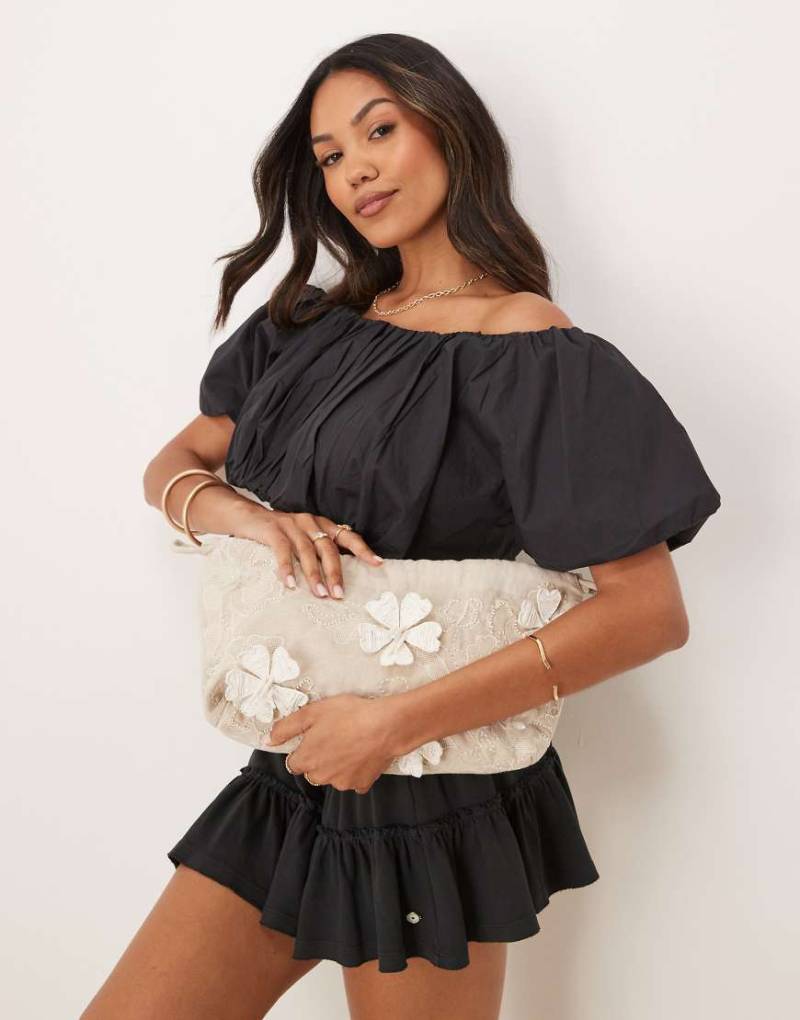 ASOS DESIGN - Geraffter Clutch-Beutel in Natural mit Blumenverzierung-Neutral von ASOS DESIGN