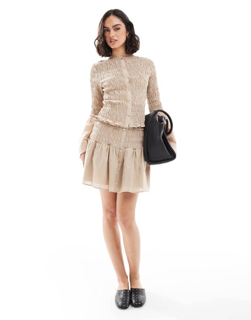 ASOS DESIGN - Geraffter Minirock in neutraler Farbe mit tief sitzender Taille von ASOS DESIGN