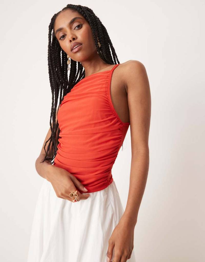 ASOS DESIGN - Gerafftes Netzstoff-Camisole in Rot mit Riemchenträgern von ASOS DESIGN