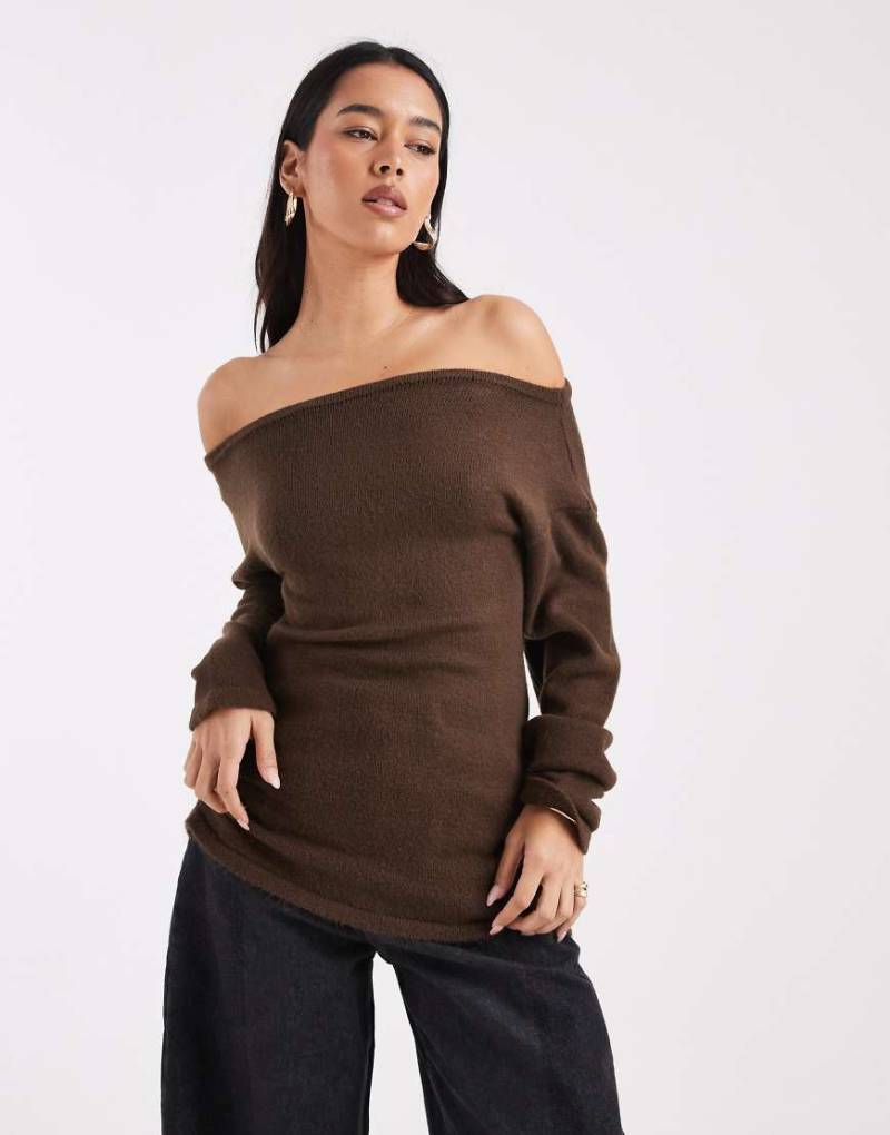 ASOS DESIGN - Geraffter Strickpullover in Schokobraun mit One-Shoulder-Design-Brown von ASOS DESIGN
