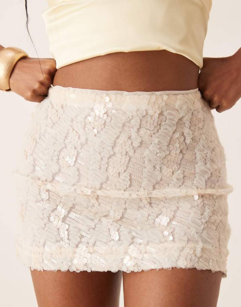 ASOS DESIGN - Geraffter halbtransparenter Minirock aus Netzstoff in Elfenbein mit Pailletten-Weiß von ASOS DESIGN