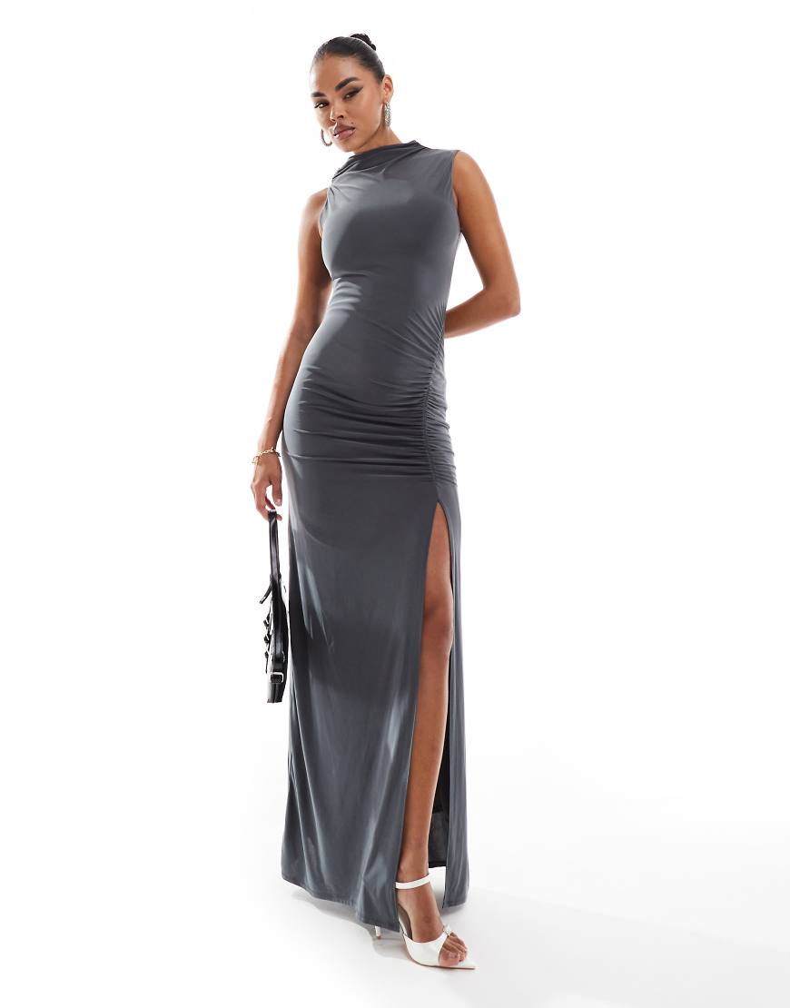 ASOS DESIGN - Gerafftes, hochgeschlossenes Maxikleid in Anthrazit-Grau ASOS DESIGN - Gerafftes, hochgeschlossenes Maxikleid in Anthrazit-Grau von ASOS DESIGN