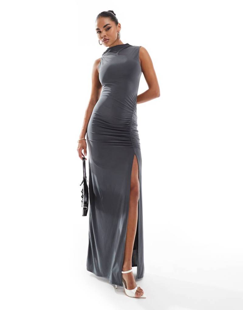 ASOS DESIGN - Gerafftes, hochgeschlossenes Maxikleid in Anthrazit-Grau von ASOS DESIGN
