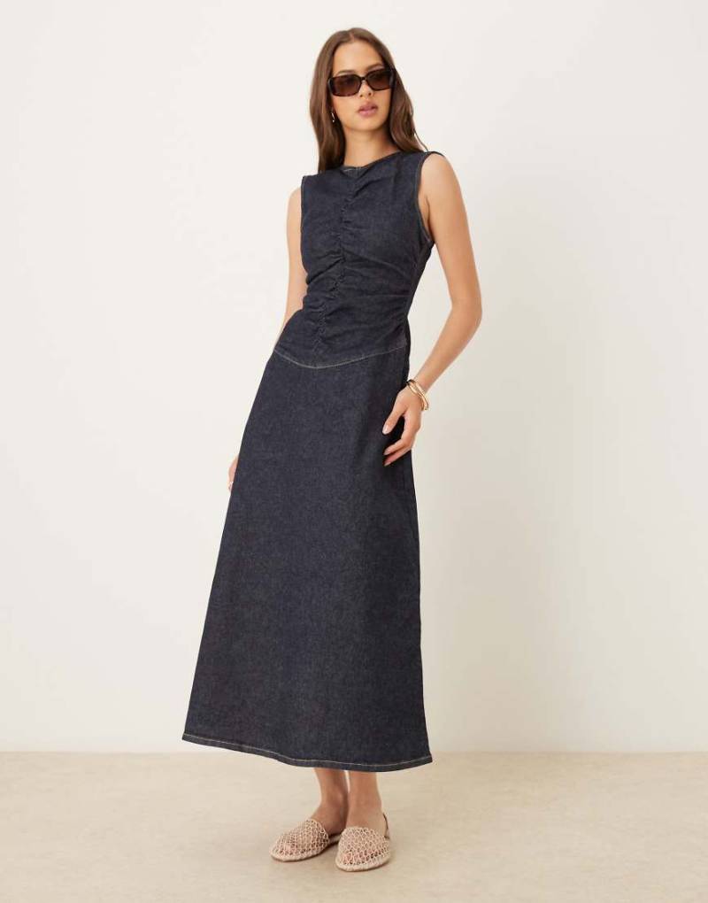 ASOS DESIGN - Gerafftes, kurzärmliges Jeanskleid in Rinse-Waschung mit tiefer Taille-Marineblau von ASOS DESIGN