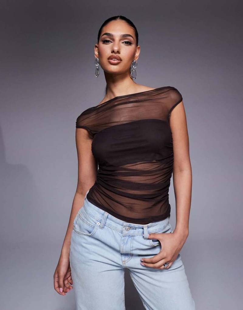 ASOS DESIGN - Gerafftes, kurzärmliges und schulterfreies Oberteil aus Mesh in Schokobraun von ASOS DESIGN