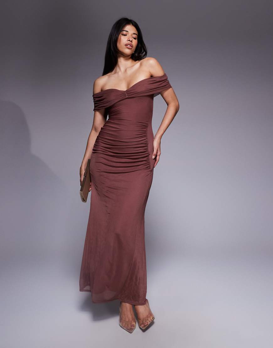 ASOS DESIGN - Gerafftes, schulterfreies Maxikleid in Kastanienbraun-Brown von ASOS DESIGN